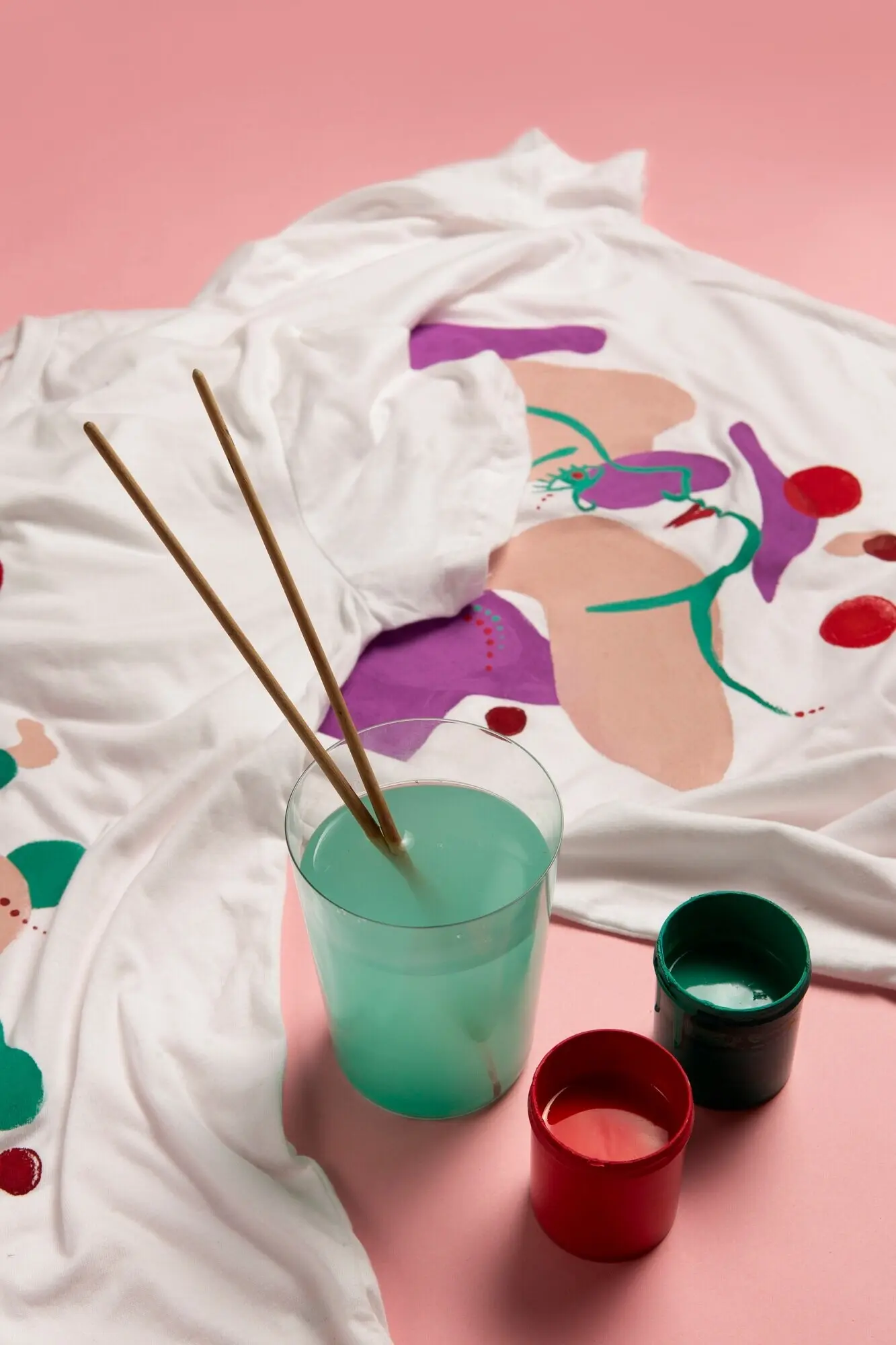 Ansicht eines handbemalten DIY-T-Shirts