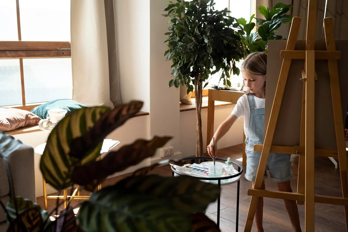 Halbnahe Aufnahme eines Mädchens, das eine Bürste hält.