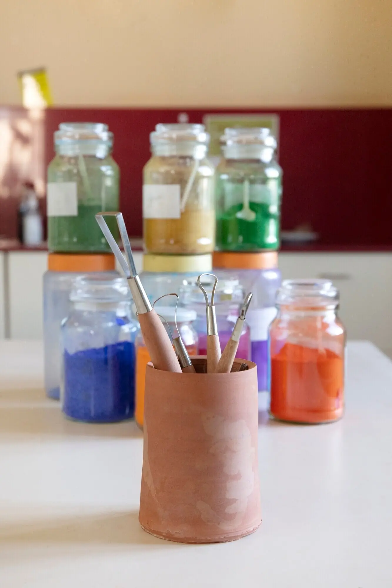 Blick auf die wichtigsten Utensilien in einem Töpferstudio.